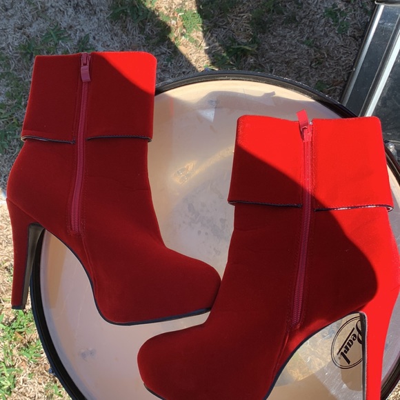 Red boots! - Picture 2 of 4